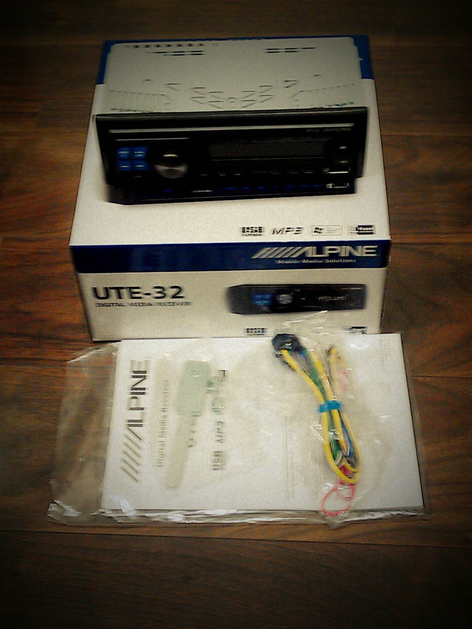 Alpine UTE-32 USB/MP3/AUX/WMA Car Media Player (Single Din) - Box Damaged