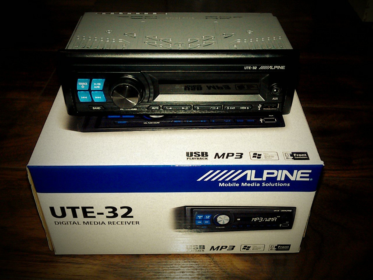 Alpine UTE-32 USB/MP3/AUX/WMA Car Media Player (Single Din) - Box Damaged