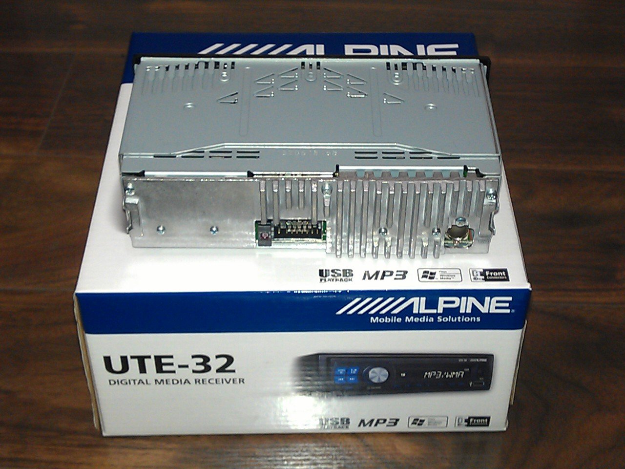 Alpine UTE-32 USB/MP3/AUX/WMA Car Media Player (Single Din) - Box Damaged